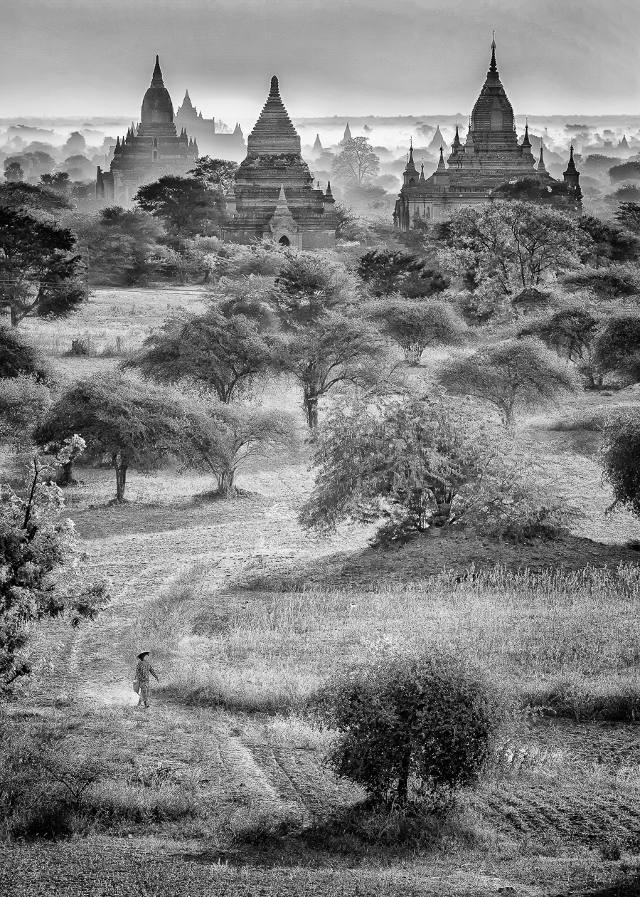 2_Bagan lady and pagodas M_Arne Bergo